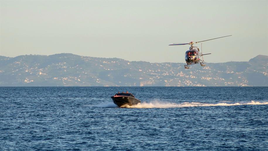 Die "Mafia" mit Schnellboot wird von einem Helikopter verfolgt :))
